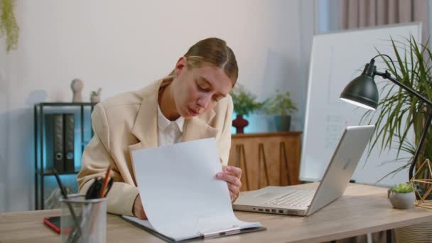 Bored Sleepy Business Woman Worker Working Laptop Computer Yawning Leaning — Vídeo de Stock