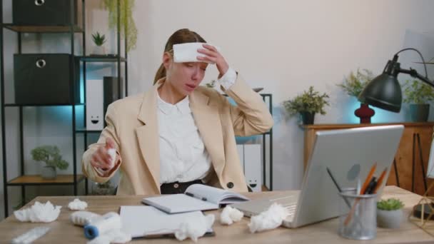 Больной Деловой Женщины Страдающей Холодного Гриппа Аллергии Работающей Ноутбуке Домашнем — стоковое видео