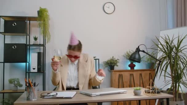 Businesswoman Wears Sunglasses Festive Cap Listening Music Workplace Dancing Victory — Wideo stockowe