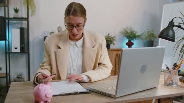 Businesswoman Works Laptop Analyzing Financial Graph Decrease Loses Becoming Surprised — Vídeo de Stock