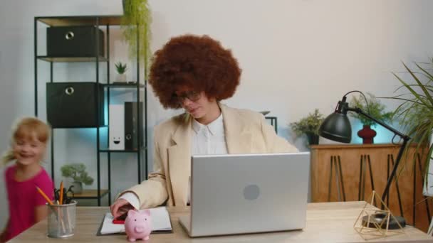 Бізнес Леді Працює Ноутбуці Робочому Місці Домашнього Офісу Виснажена Втомлена — стокове відео