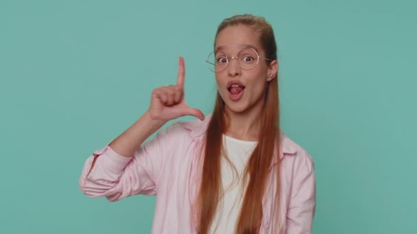Έφηβη Κοπέλα Δείχνει Αποτυχημένη Χειρονομία Και Δείχνει Κατηγορώντας Για Αποτυχία — Αρχείο Βίντεο