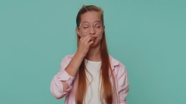 Say Anyone Frightened Teen Girl Closing Her Mouth Hand Looking — Stock videók