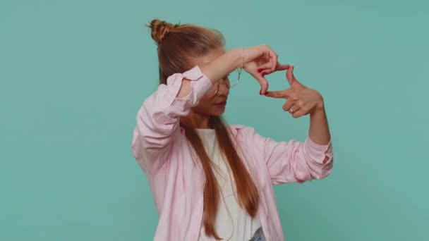 Teen Young Girl Photographer Gesturing Picture Frame Hands Looks Fingers — Stock video