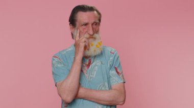 Eureka. Inspired senior man 60s in t-shirt pointing finger up with open mouth, showing Eureka gesture, solution, idea, inspiration, answer. Elderly grandfather isolated on pink studio wall background