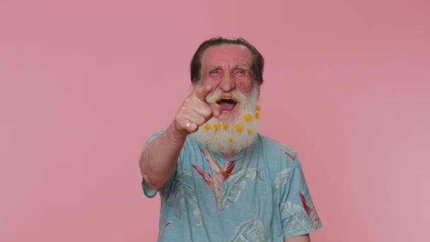 Веселый Пожилой Человек Цветущей Бородой Указывающий Пальцем Камеру Смеющийся Шутку — стоковое видео