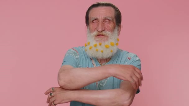 Come Want Embrace You Senior Man Flowers Beard Spread Hands — Vídeo de Stock