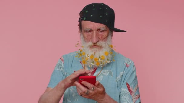 Mature Man Flowered Beard Using Mobile Phone Typing New Post — Vídeo de Stock
