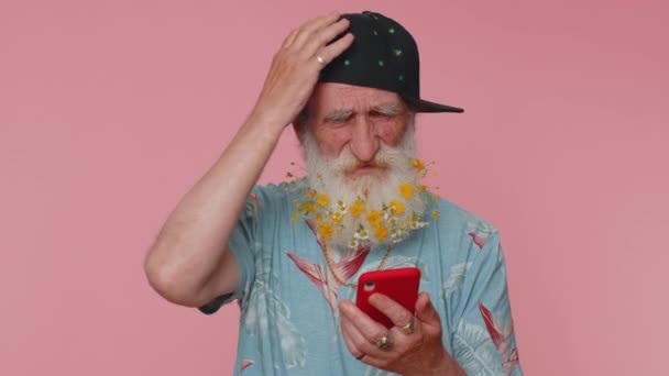 Старший Стильный Мужчина Использует Мобильный Телефон Печатания Просмотра Теряет Становится — стоковое видео