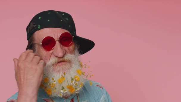 Close Cheerful Stylish Elderly Man Wearing Sunglasses Charming Smile People — Vídeos de Stock