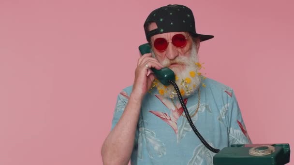 Hey You Call Back Cheerful Bearded Old Man Secretary Shirt — Stockvideo