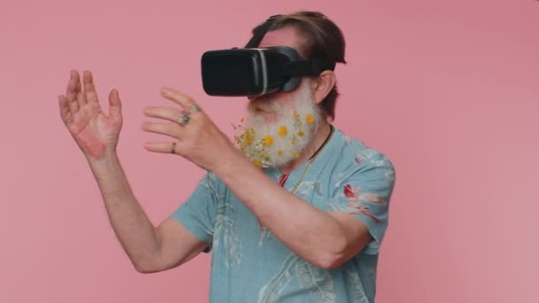 Вихідний Літній Чоловік Використовує Віртуальну Реальність Футуристичні Технології Додаток Шолом — стокове відео