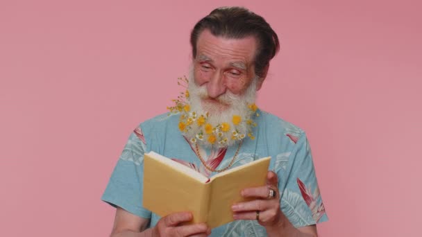 Старший Мужчина Цветами Седой Бороде Читает Забавную Интересную Сказку Увлекается — стоковое видео