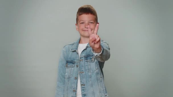 Хлопчик Тоддлер Показує Знак Перемоги Сподіваючись Успіх Перемогу Роблячи Мирний — стокове відео