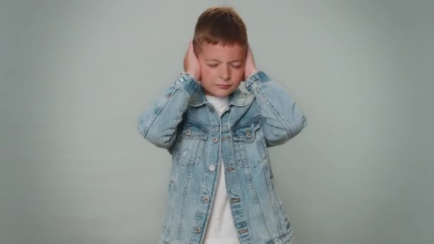Хочу Слышать Слушать Разочарованный Раздраженный Раздраженный Мальчик Закрывающий Уши Жестикулирующий — стоковое видео