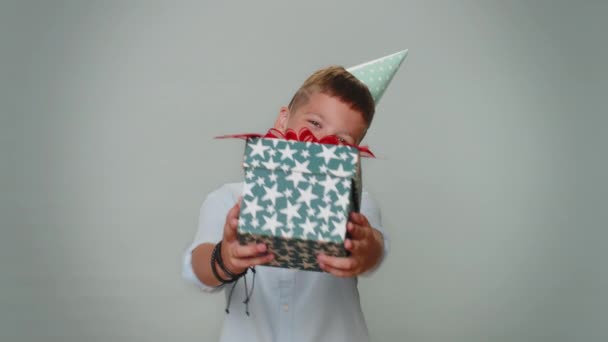 Усміхнений Маленький Хлопчик Який Представляє Подарункову Коробку День Народження Розтягує — стокове відео