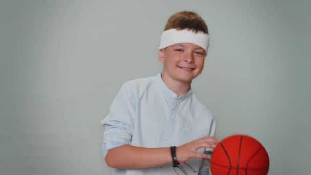 Портрет Мальчика Малыша Спортсмена Баскетбольного Болельщика Держащего Мяч Смотрящего Камеру — стоковое видео