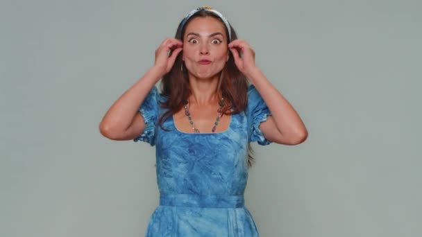 Gembira Wanita Muda Menyentuh Kepalanya Dan Menunjukkan Ledakan Tampak Khawatir — Stok Video