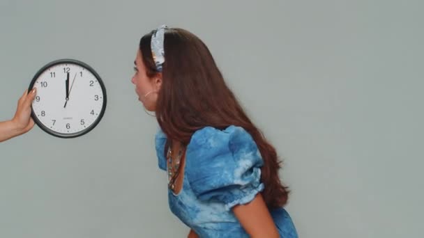 Молодая Женщина Синем Платье Тревогой Проверяет Время Часах Опаздывает Работу — стоковое видео