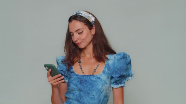 Ευτυχισμένη Νεαρή Γυναίκα Μπλε Φόρεμα Αναζητούν Smartphone Οθόνη Ειλικρινά Χαρά — Αρχείο Βίντεο