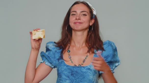 Ευτυχής Γυναίκα Δείχνει Πλαστικό Πιστωτική Κάρτα Διαφήμιση Μεταφορά Χρημάτων Χωρίς — Αρχείο Βίντεο