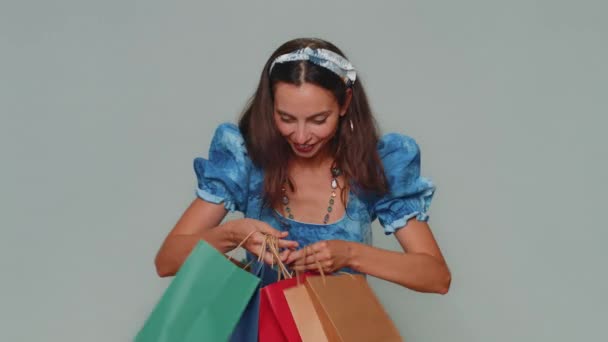 Ευτυχισμένη Νεαρή Γυναίκα Δείχνει Τσάντες Ψώνια Εκπτώσεις Διαφήμιση Χαμογελώντας Αναζητούν — Αρχείο Βίντεο