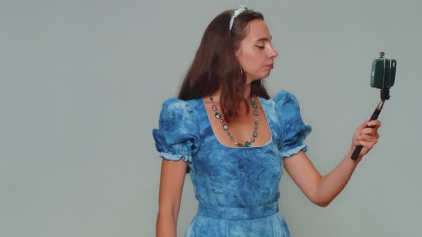 Αντίδραση Εντυπωσιασμένη Όμορφη Νεαρή Γυναίκα Μπλε Πριγκίπισσα Blogger Φόρεμα Λαμβάνοντας — Αρχείο Βίντεο