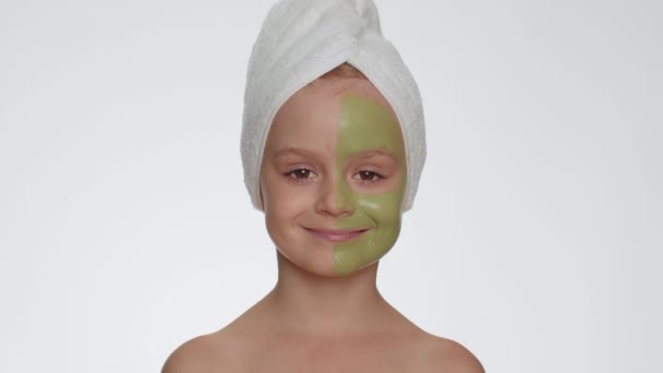 Lovely Pretty Young Smiling Child Girl Applying Cleansing Moisturizing Green — Vídeo de stock