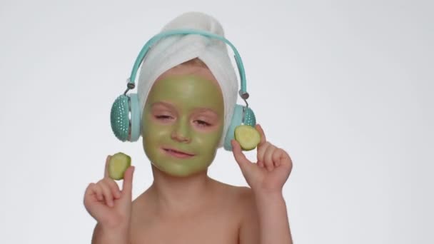 Smiling Young Child Girl Bath Towel Head Moisturizing Green Cucumber — Vídeos de Stock