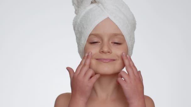Urocza Dziewczynka Kąpieli Ręczniku Głowie Stosując Oczyszczający Krem Nawilżający Nastolatek — Wideo stockowe