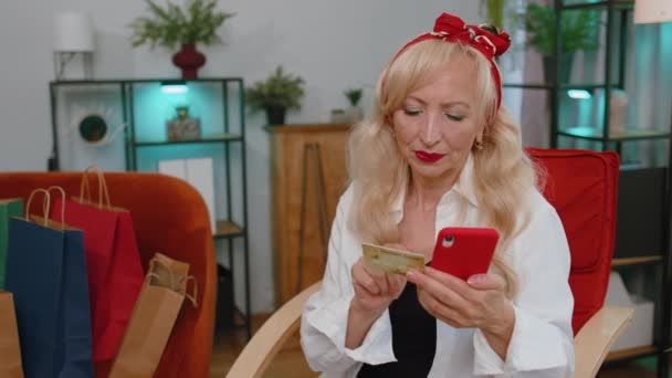 Alışverişkolik Tüketici Kıdemli Büyükanne Evde Oturmuş Internetten Yemek Siparişi Veriyor — Stok video