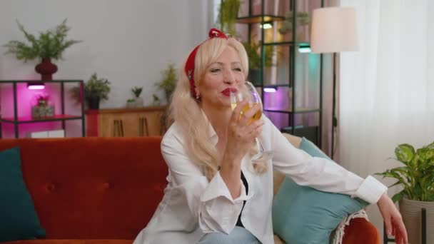 Radostná Seniorská Babička Drží Sklenku Šampaňského Fandí Pije Slaví Úspěch — Stock video