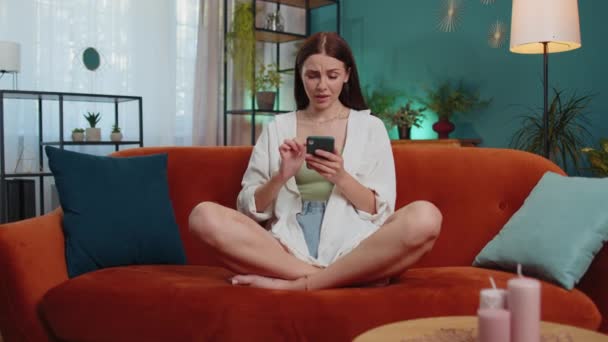 Portrait Caucasian Adult Girl Use Smartphone Typing Browsing Loses Becoming — Vídeo de Stock