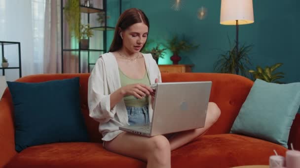 Планирование Бюджета Богатая Счастливая Девушка Которая Считает Деньги Используя Ноутбук — стоковое видео