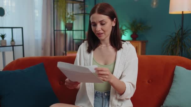 Wanita Bahagia Membuka Surat Amplop Membacanya Karir Pertumbuhan Promosi Pinjaman — Stok Video