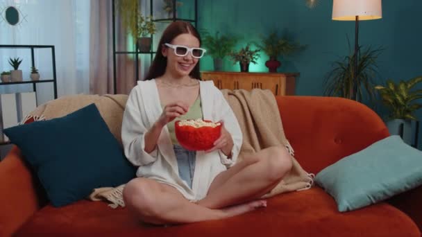 Excited Adult Girl Sitting Sofa Eating Popcorn Watching Interesting Serial — Vídeo de stock