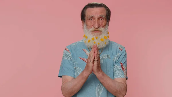 Please God Help Senior Man Flowers Gray Haired Beard Praying — ストック写真