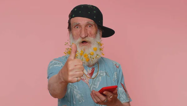 Mature Man Flowered Beard Using Mobile Phone Typing New Post — Foto Stock