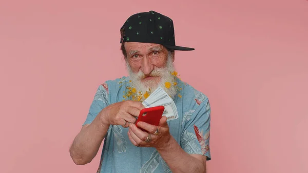 Senior Man Flowers Gray Haired Beard Looking Smartphone Display Sincerely — ストック写真