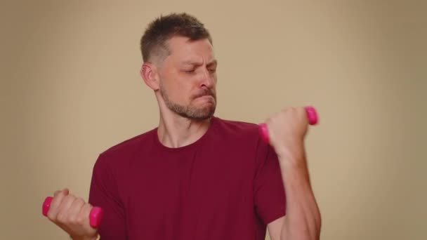 Красивый Молодой Человек Красной Футболке Тренируется Накачивает Мышцы Рук Поднимая — стоковое видео