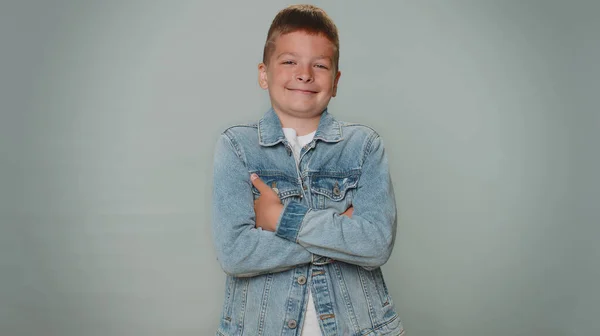 Веселий Гарний Щасливий Маленький Хлопчик Джинсовій Куртці Посміхається Дивлячись Камеру — стокове фото