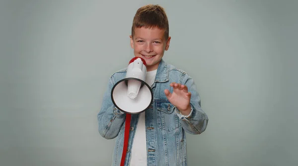 Усміхнений Щасливий Хлопчик Малюк Розмовляє Мегафоном Проголошуючи Новини Голосно Оголошуючи — стокове фото