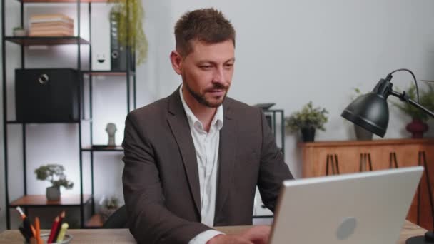 Businessman Suit Closing Laptop Computer Finishing Work Home Office Desk — Stok video