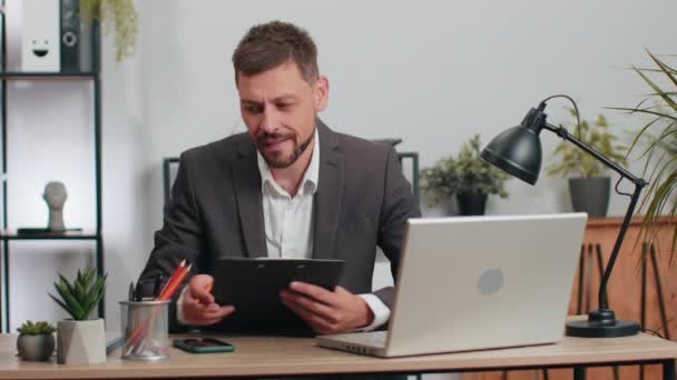 Businessman Working Documents Office Desk Taking Break Playing Smartphone Game — Stock videók