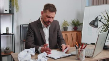 Öfkeli öfkeli adam ofiste çalışıyor, kağıt atıyor, işte sinir krizi geçiriyor, migain, baş ağrısı, stres yönetimi, zihinsel sıkıntı problemleri, kendini kaybediyor, başarısızlığa tepki veriyor.