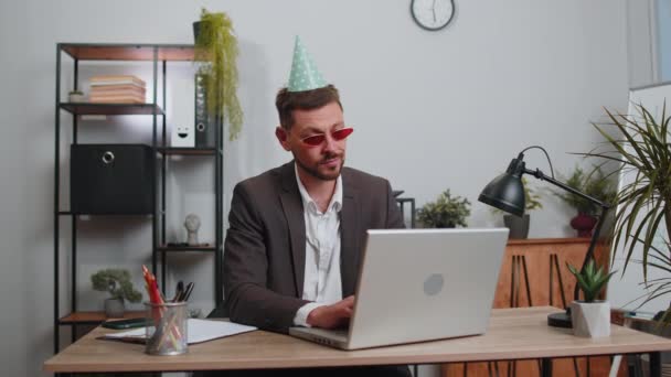 Businessman Wears Sunglasses Festive Cap Listening Music Workplace Dancing Victory — 비디오