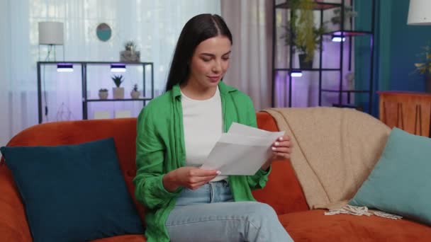 Щаслива Жінка Відкриває Лист Конверта Читаючи Його Просування Кар Єрного — стокове відео