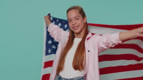 Прекрасная Девочка Подросток Машет Заворачивает Американский Флаг Сша Празднует Права — стоковое видео