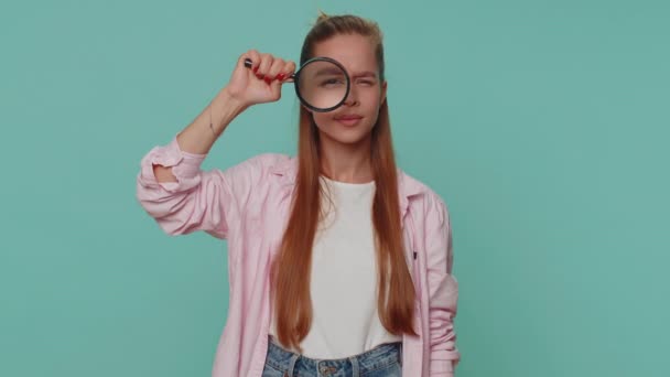 Investigator Researcher Scientist Girl Holding Magnifying Glass Face Looking Camera — Vídeo de Stock