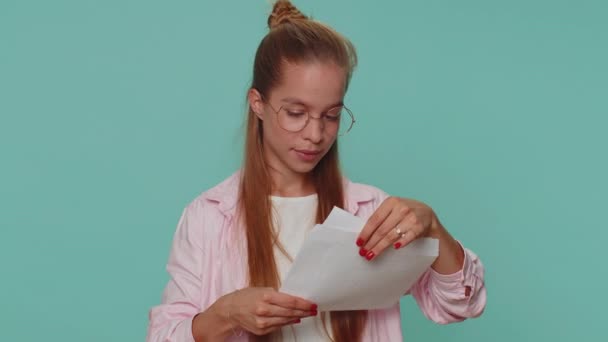 Teen Girl Open Envelope Take Out Letter Reads Feel Happy — Stockvideo